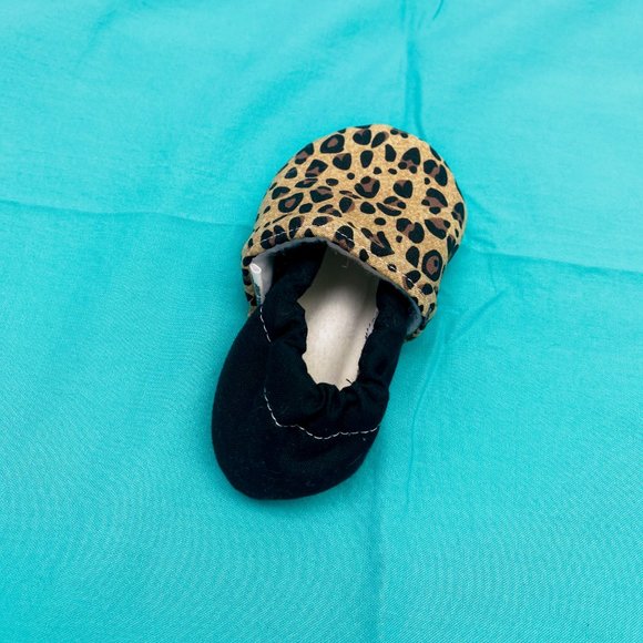 TRENDY BABY MOCC SHOP || Tan Leopard Print Infant Moccasins | 3 - 6 mo | Organic - Picture 10 of 11